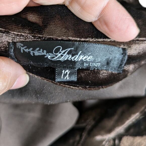 Andree by Unit Velvet Embroidered Floral Tunic Top 1X Brown Button Roll Tab Sl - Picture 9 of 11